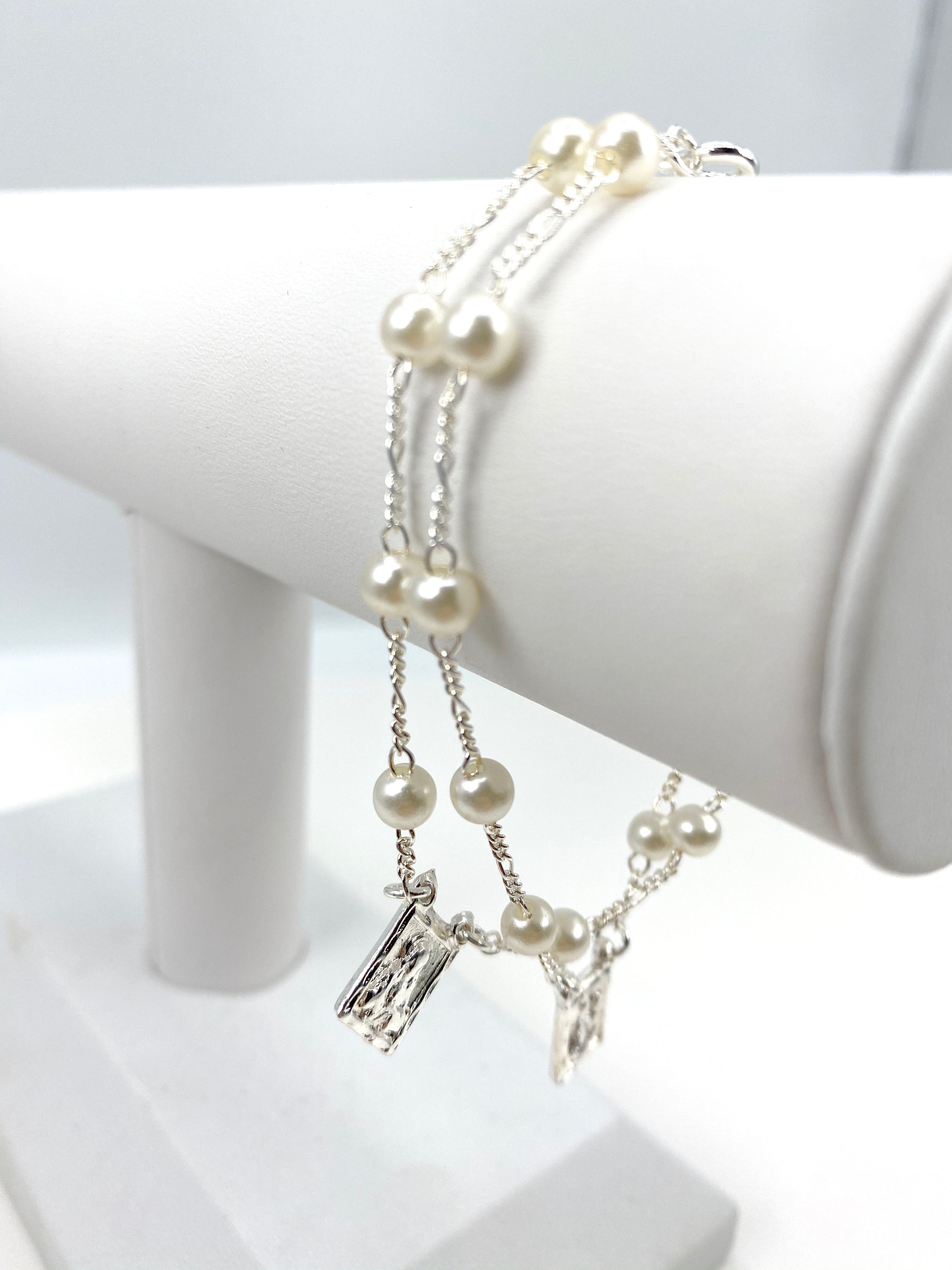 Scapular bracelet with simulated pearls/ Brazalete de imitacion de perlas y escapulario