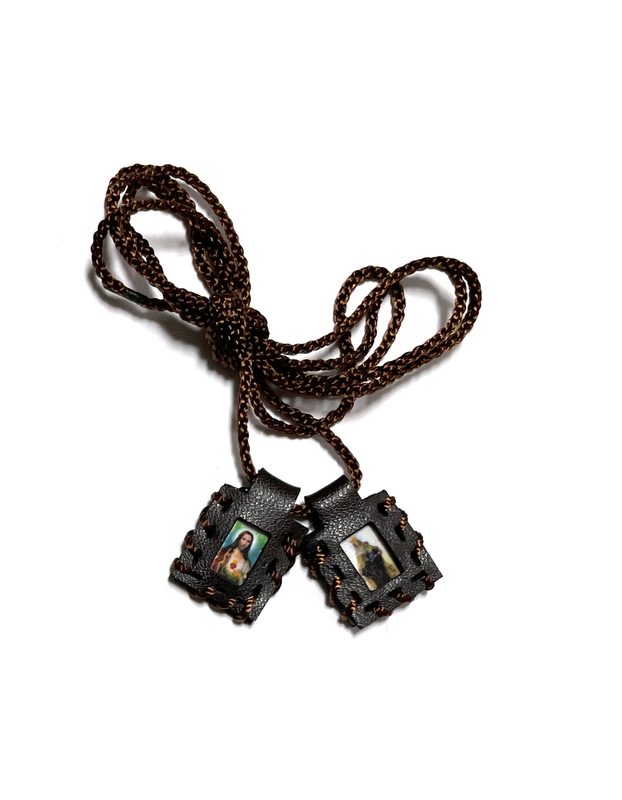 Traditional leather scapular of Our Lady of Mt Carmel, Escapulario de cuero tradicional de La Virgen del Carmen - Large: x / 6 Pieces